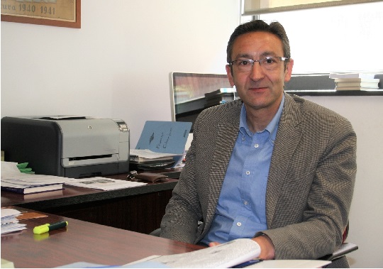 Esta imagen muestra al profesor Pascual Marzal, en su despacho de la Universitat de València